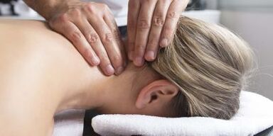 Massaggio, rilassamento del collo e delle spalle, allevia i sintomi dell'osteocondrosi del rachide cervicale