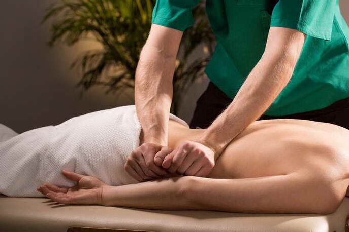 Massaggio del paziente con osteocondosi