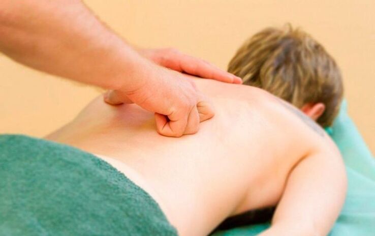 Esecuzione di un massaggio torace-schiena per l'osteocondrosi